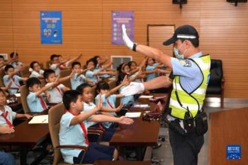 交通安全教育进校园，学生们学习手势